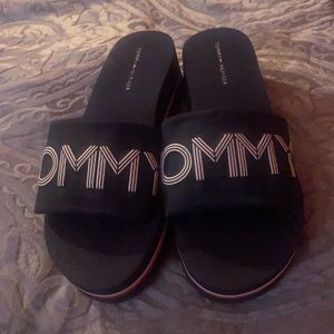 TOMMY HILFIGER PLATFORM SLIDES!!